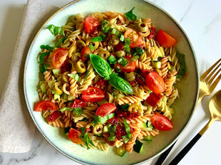 Mediterraner Pasta-Salat: vegan & glutenfrei