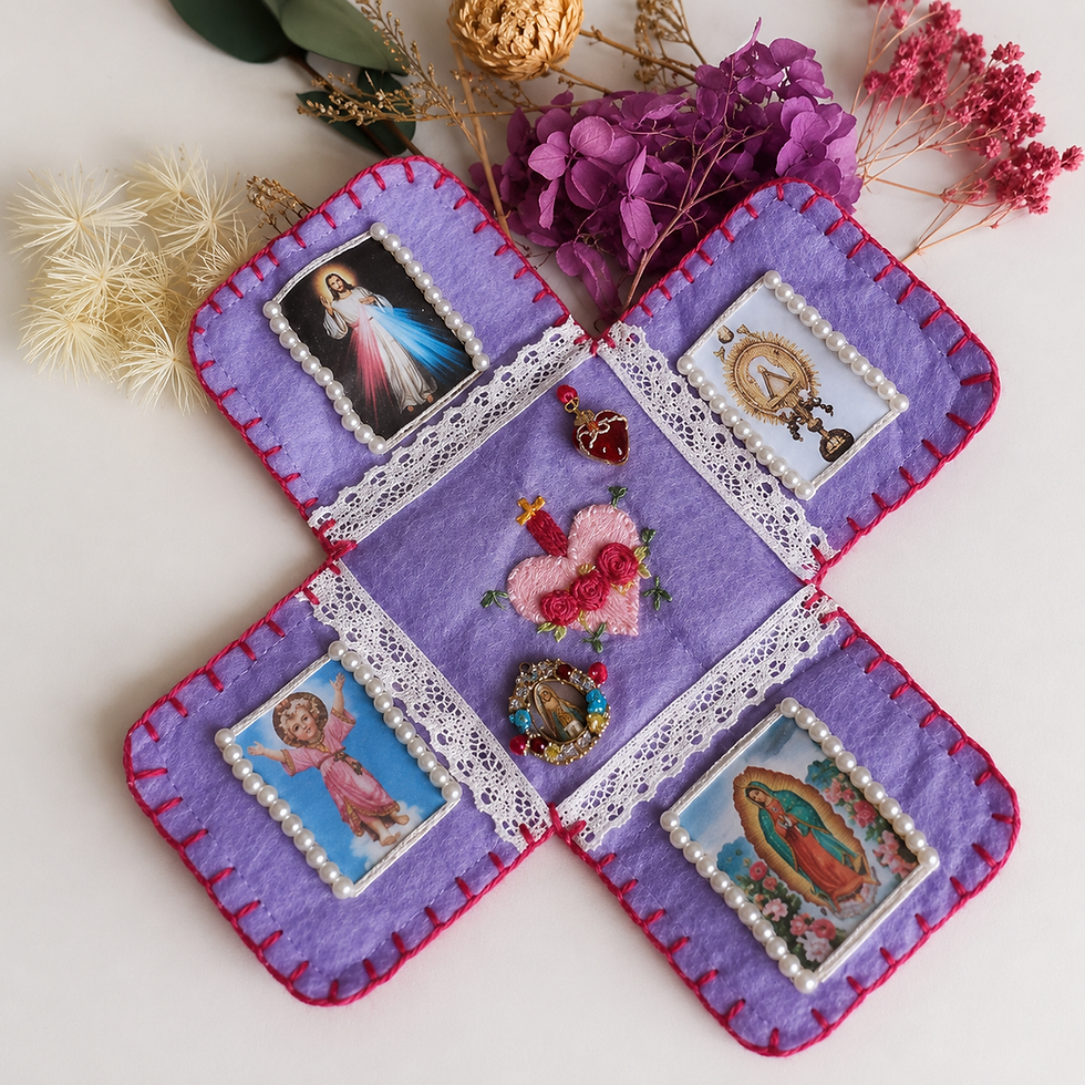 Oratorios bordados y amuletos personales