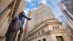 Les bonus de Wall Street atteignent un record de 47,5 milliards de dollars en 2024, chaque banquier empochant en moyenne 245 000 dollars.