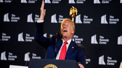 Le président Trump demande la démission de la gouverneure de la Fed, Lisa Cook, suite à des allégations de fraude hypothécaire.