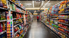 Les ventes au détail aux États-Unis dépassent les prévisions, signe d'une solide dépense estivale.