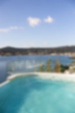 Infinity-Pool mit Blick auf die Bucht von Vinišće und die Küste, Kroatien