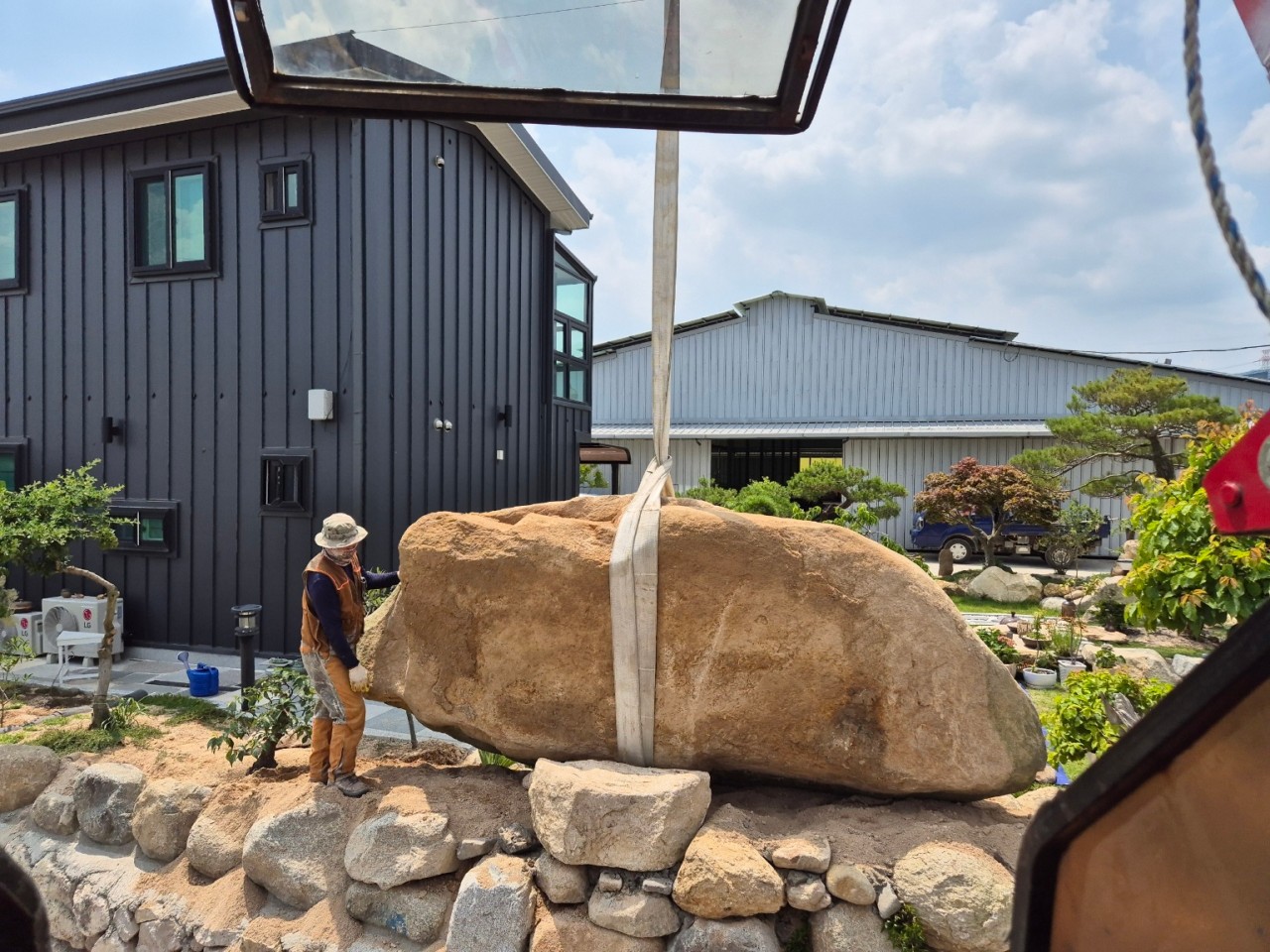 대한카고크레인 대형 석재 운반 작업