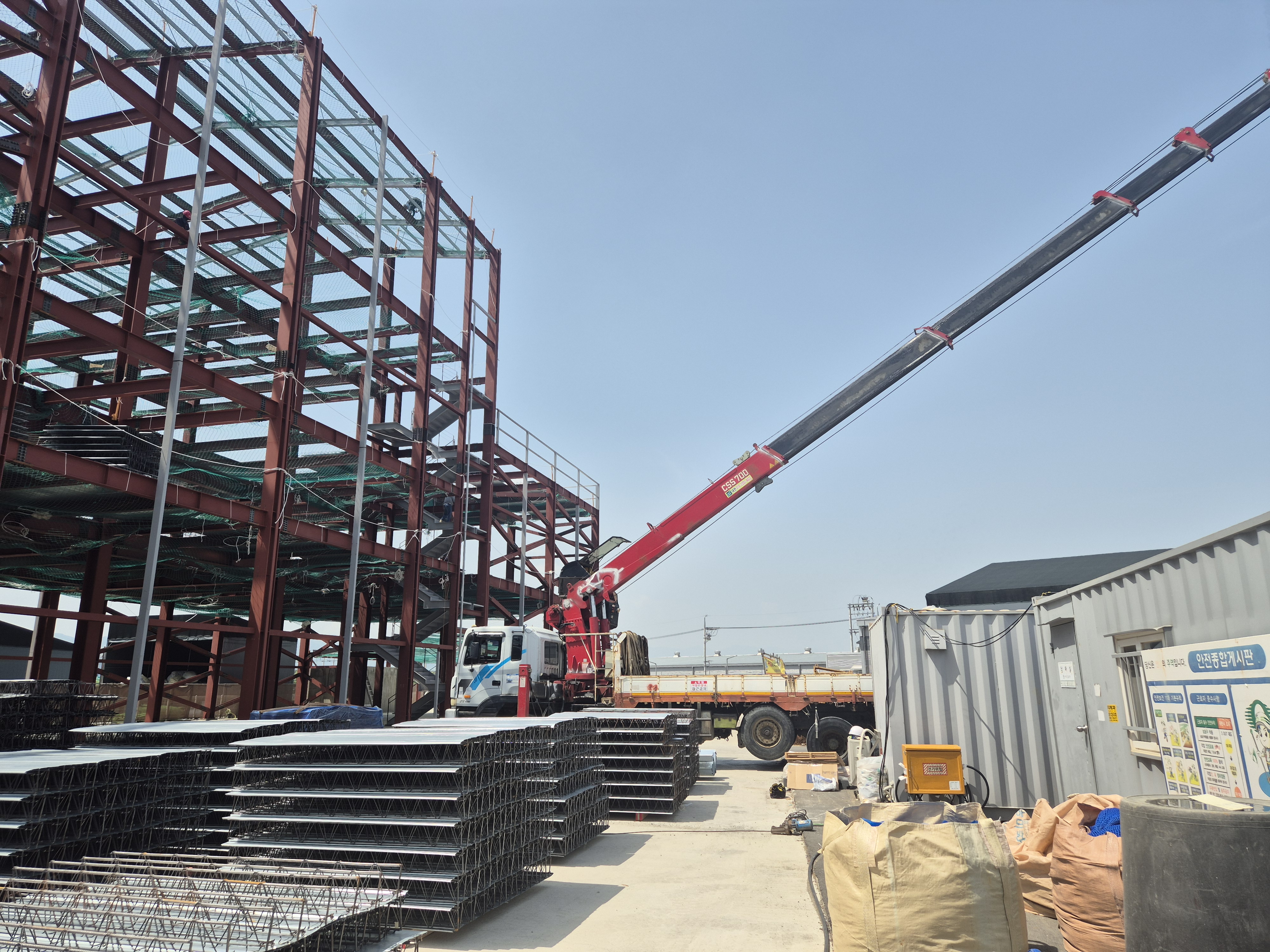 대한카고크레인 건설 현장 자재 운반