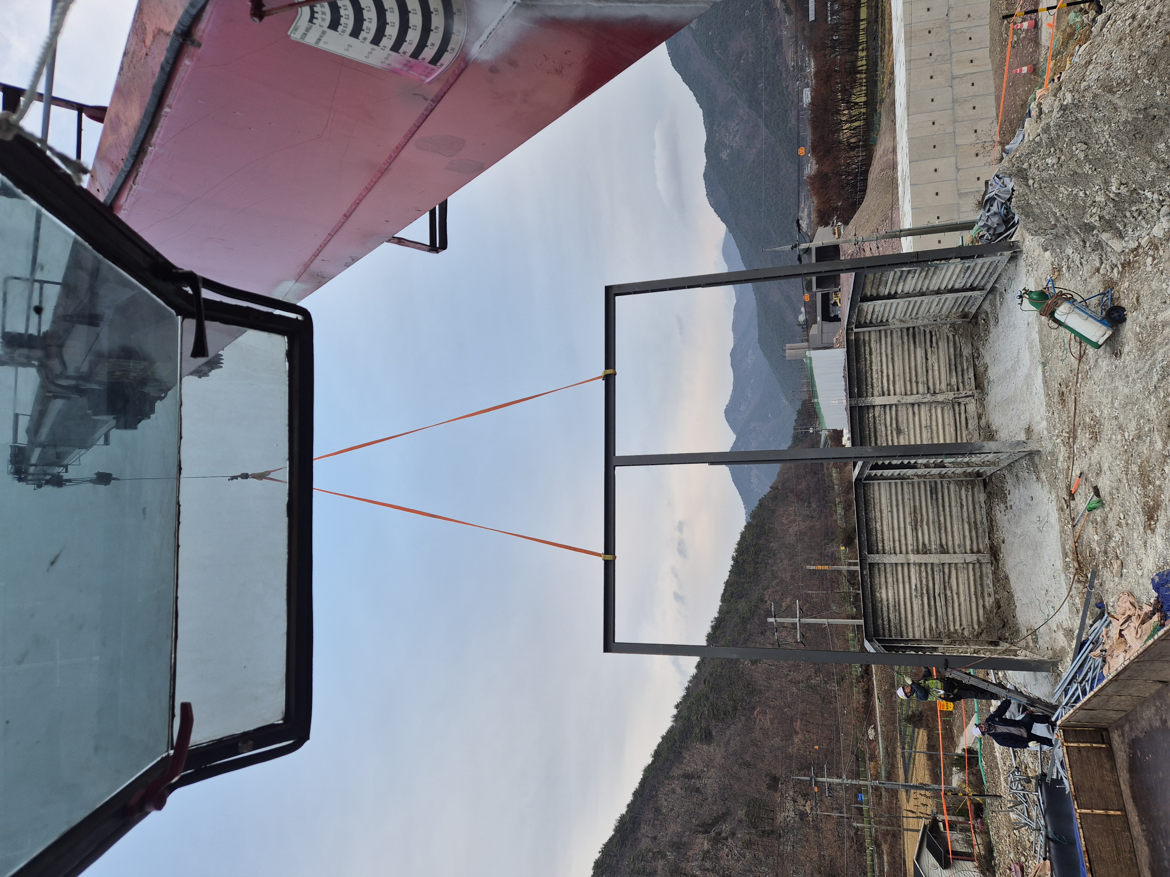 대한카고크레인 실내 작업 현장