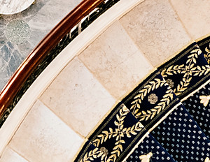 Un aperçu détaillé du sol en marbre complexe, des touches dorées et du mobilier en velours de La Rotonde. Ce décor raffiné souligne l'élégance du dîner de réseautage du Sommet AI ON US, un lieu de rencontre pour les voix d'élite qui façonnent l'IA responsable.