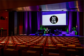 Au cœur de l'IA Strategy Theatre du Sommet AI ON US 2025 : un espace de premier ordre doté d'un éclairage professionnel, de sièges confortables en gradins et d'un grand écran de présentation mettant en avant la marque AI ON US. C'est ici que des experts mondiaux de l'IA livrent des analyses exclusives de haut niveau lors d'une conférence unique en son genre.