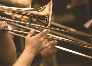 Las manos del hombre que toca el trombón