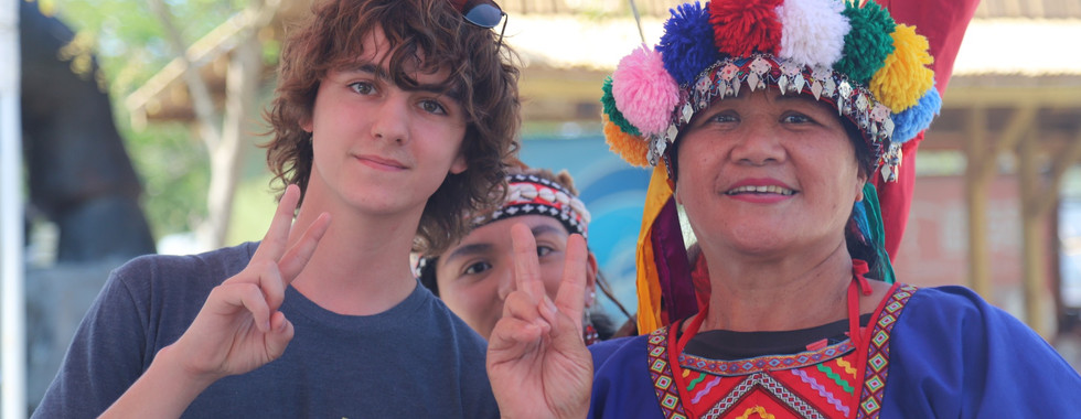 學生與當地居民合照