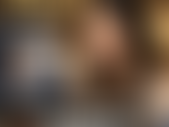 畫面呈現一名配戴耳機的女性客服人員,正透過螢幕與語音系統進行回應,電腦畫面中同步顯示擬人化AI客服介面與對話文字,背景隱約可見飯店式空間元素,象徵外送茶產業中高度私密且去人化的交易場域。整體光線溫暖、表情親切,營造出「被理解、被照顧」的互動氛圍。這張圖片象徵外送茶業者導入「AI客服聲音擬人化」後所塑造的信任場景。溫柔的語音、擬真的表情與即時回應,使客戶在高度風險與不確定的外送茶交易過程中,暫時放下警戒,誤以為正在與真人建立關係。然而,正是這種過度平滑、情緒精準卻缺乏真實互動瑕疵的設計,埋下了後續虛假互動感的種子,讓外送茶的信任建立同時成為一種被工程化的情緒管理。