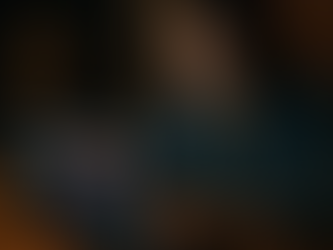 圖片呈現一位年輕女性在夜晚環境下，專注查看筆電上以大數據模型運算出的「高風險客戶評分」。畫面強調外送茶從業者在缺乏制度支持下，必須依靠平台的技術工具自行判斷客戶風險的工作現況。畫面中，女性坐在昏黃燈光照亮的木桌前，筆電螢幕顯示醒目的「High Risk 75」風險標示與多項異常行為指標。她眉頭緊鎖、神情專注，反映出外送茶產業中常見的「資訊壓力」與「自我安全判讀」負擔。夜晚場景營造出高度不確定性與危險感，象徵平台大數據工具雖能提供協助，但仍無法取代從業者的自主判斷，也突顯演算法誤判可能造成的實質風險轉嫁。