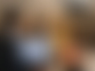 本圖以寫實風格呈現旅館房間內可能存在的偷拍風險，一名場域管理相關人員正使用偵測設備檢查天花板上的煙霧偵測器，畫面右上角並以近景方式呈現疑似隱藏式攝影裝置的內部構造。畫面中的房客坐在床邊使用手機，整體氛圍帶出旅館空間表面平靜、實則潛藏隱私危機的張力。此圖呼應文章所討論的核心議題：當外送茶交易在旅館房間內發生時，偷拍風險不應只由個人承擔，旅館等場域管理者亦應負擔基本的反偷拍義務，透過設備檢查、風險通報與安全制度降低外送茶工作者及其他旅客遭受侵害的可能。這張圖片聚焦於旅館房間作為私密空間卻可能被技術性監控侵入的矛盾場景。前景中，檢測人員手持儀器朝向天花板設備進行掃描，象徵場域管理者對於偷拍風險的辨識與預防責任；背景中的房客則顯示出一般人在住宿空間中往往難以察覺自己是否正處於被監看的情境。若將此場景放入文章脈絡，可以理解為外送茶工作者在進入旅館房間時，不只面對人身安全與交易風險，還可能承受影像被偷拍、留存、散布甚至勒索的多重威脅。圖片因此具體化了文章所主張的方向：面對外送茶場景中的隱私危害，反偷拍不應只是個人的自保課題，更應成為旅館管理、住宿安全與隱私治理的一部分。