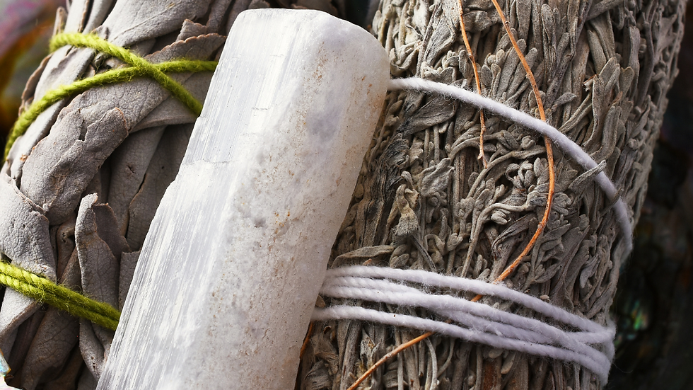 Räucherbündel und Mineralsteine für Energeiarbeit