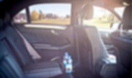 Voiture noire sur la route