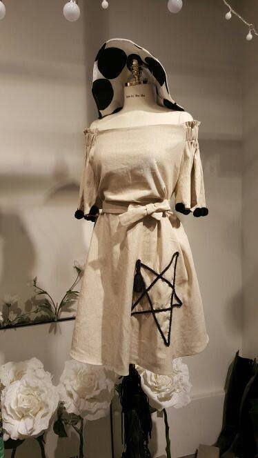 縮圖：可愛露肩毛毛球袖連衣裙