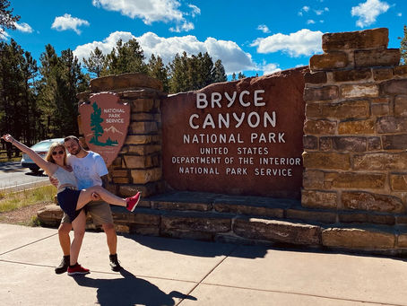 Arrivée / parc Entrée de Bryce Canyon National Park en Utah lors d’un road trip USA en famille Bryce Point Vue panoramique sur les hoodoos de Bryce Canyon depuis Bryce Point au lever ou coucher du soleil Sunrise Point Panorama des formations rocheuses hoodoos depuis Sunrise Point à Bryce Canyon Début randonnée Départ de randonnée Sunrise Point avec vue sur l’amphithéâtre de Bryce Canyon Queen’s Garden Trail Randonnée dans Queen’s Garden Trail au milieu des hoodoos orange de Bryce Canyon Navajo Loop Sentier étroit du Navajo Loop Trail avec falaises rouges et formations rocheuses Thor’s Hammer Formation rocheuse emblématique Thor’s Hammer dans le Navajo Loop à Bryce Canyon Porte-bébé randonnée Randonnée à Bryce Canyon avec enfant en bas âge dans un porte-bébé de randonnée Sunset Point Vue sur l’amphithéâtre de Bryce Canyon depuis Sunset Point en fin de journée Navette Navette gratuite du parc national de Bryce Canyon reliant les principaux points de vue