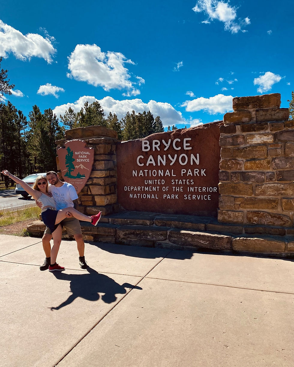 Arrivée / parc Entrée de Bryce Canyon National Park en Utah lors d’un road trip USA en famille Bryce Point Vue panoramique sur les hoodoos de Bryce Canyon depuis Bryce Point au lever ou coucher du soleil Sunrise Point Panorama des formations rocheuses hoodoos depuis Sunrise Point à Bryce Canyon Début randonnée Départ de randonnée Sunrise Point avec vue sur l’amphithéâtre de Bryce Canyon Queen’s Garden Trail Randonnée dans Queen’s Garden Trail au milieu des hoodoos orange de Bryce Canyon Navajo Loop Sentier étroit du Navajo Loop Trail avec falaises rouges et formations rocheuses Thor’s Hammer Formation rocheuse emblématique Thor’s Hammer dans le Navajo Loop à Bryce Canyon Porte-bébé randonnée Randonnée à Bryce Canyon avec enfant en bas âge dans un porte-bébé de randonnée Sunset Point Vue sur l’amphithéâtre de Bryce Canyon depuis Sunset Point en fin de journée Navette Navette gratuite du parc national de Bryce Canyon reliant les principaux points de vue