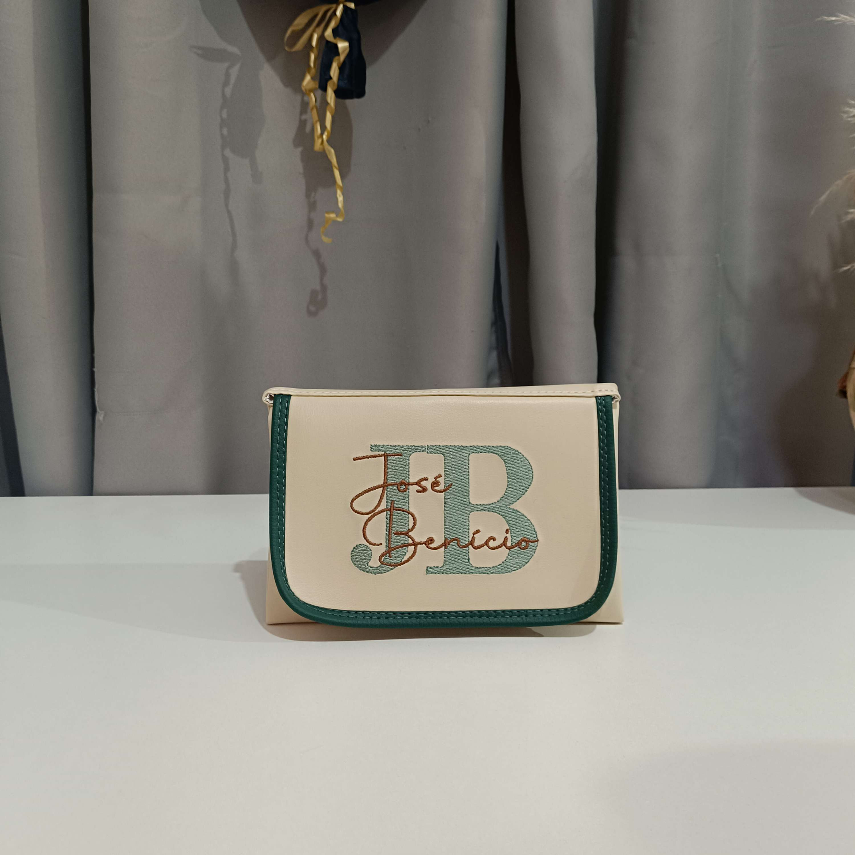 Muda fraldas bege e verde escuro, personalizado com nome de seu bebé.