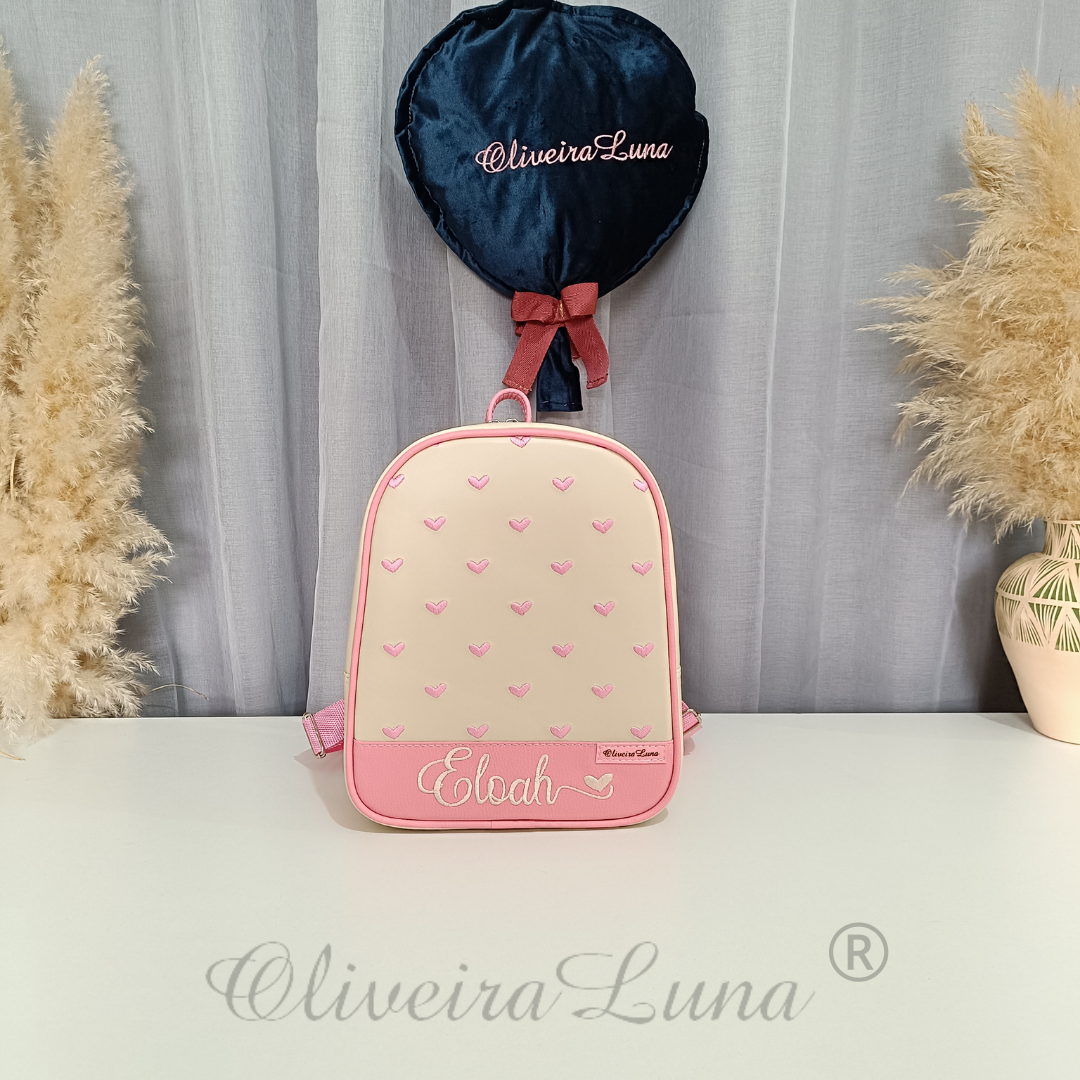 Mochila Infantil, bege e detalhe em rosa bebé, personalizada corações e nome.