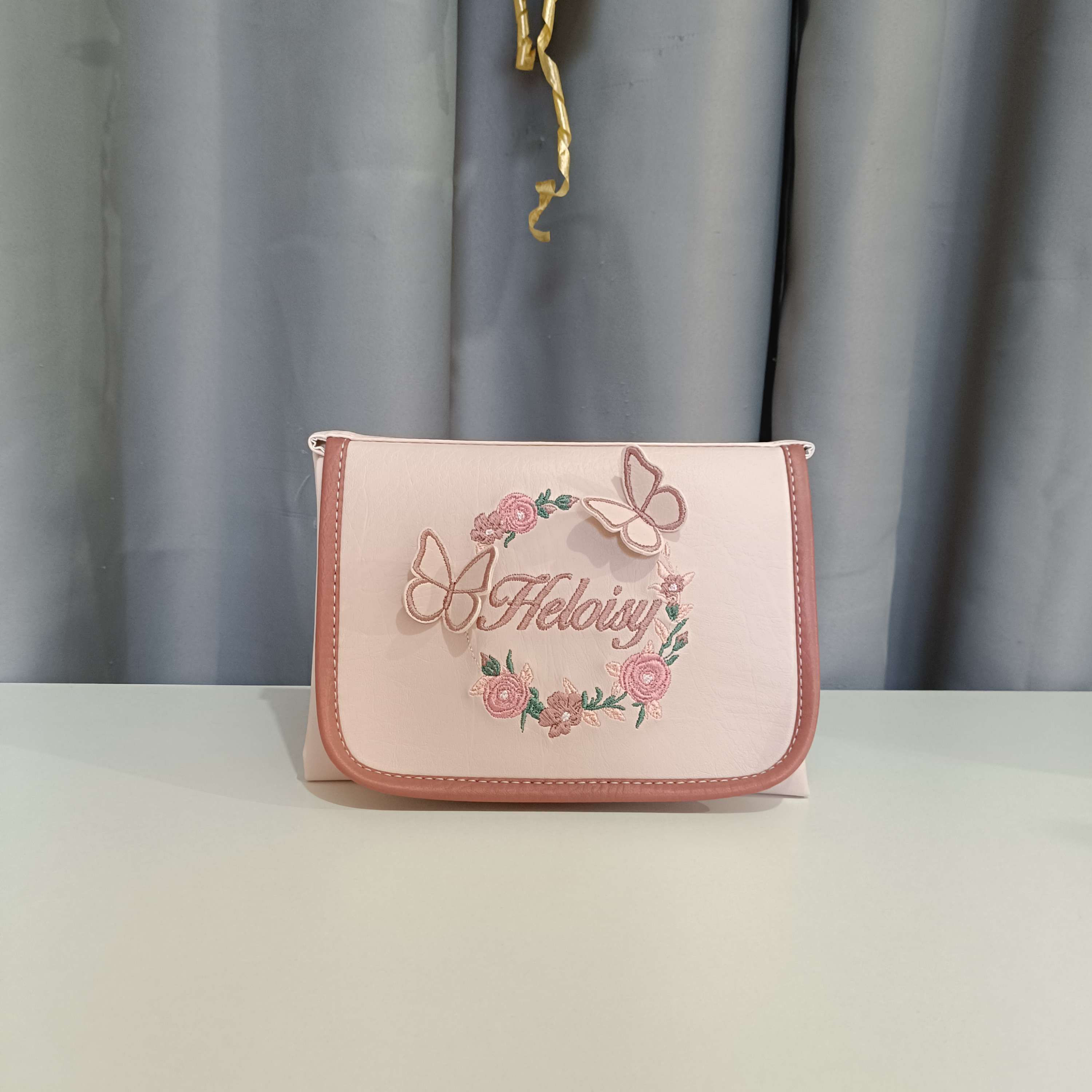 Muda fraldas personalizado com nome da bebé e borboletas .