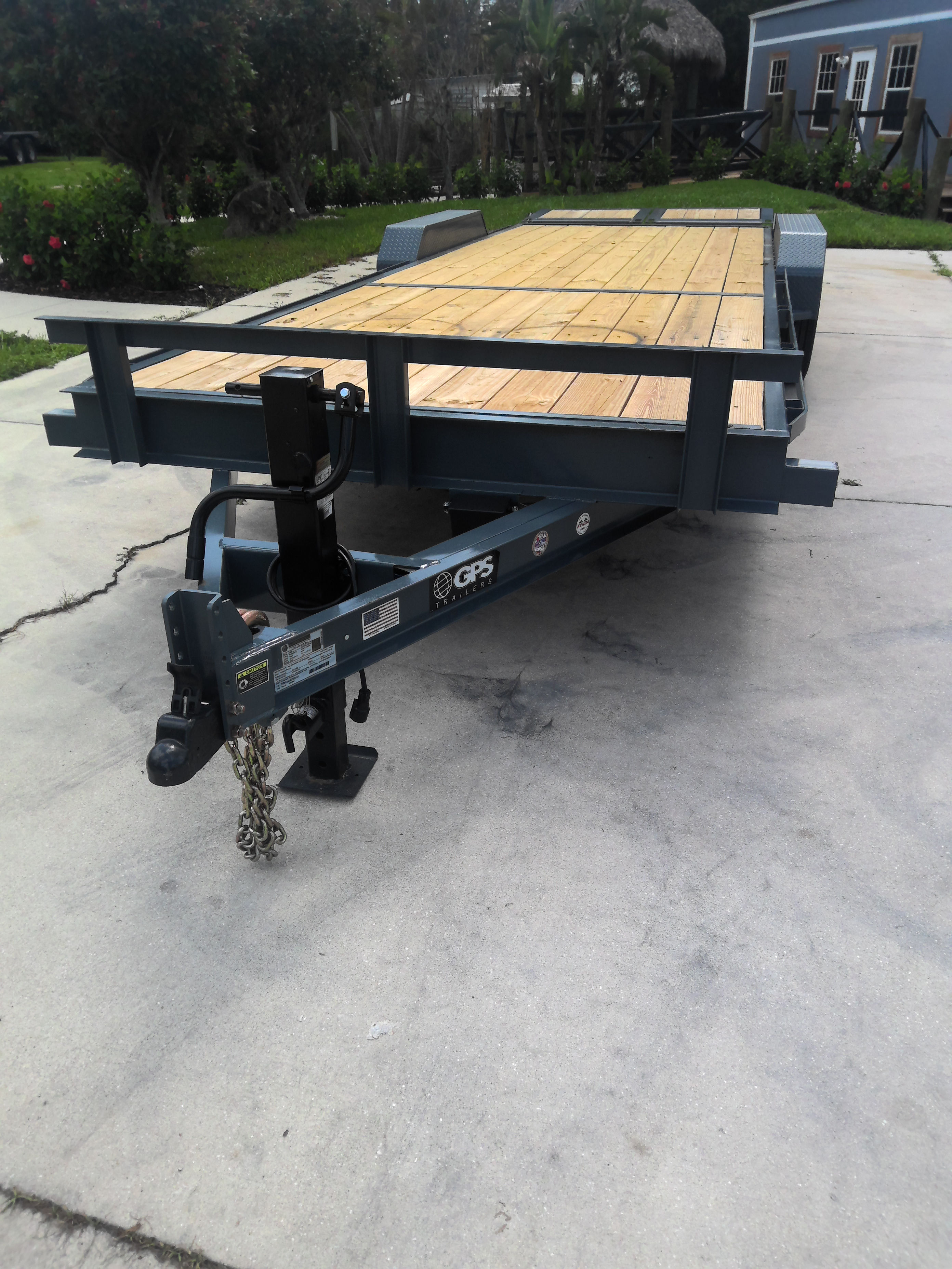 Transportador de equipos 85X24 con ejes tándem de 8000 libras