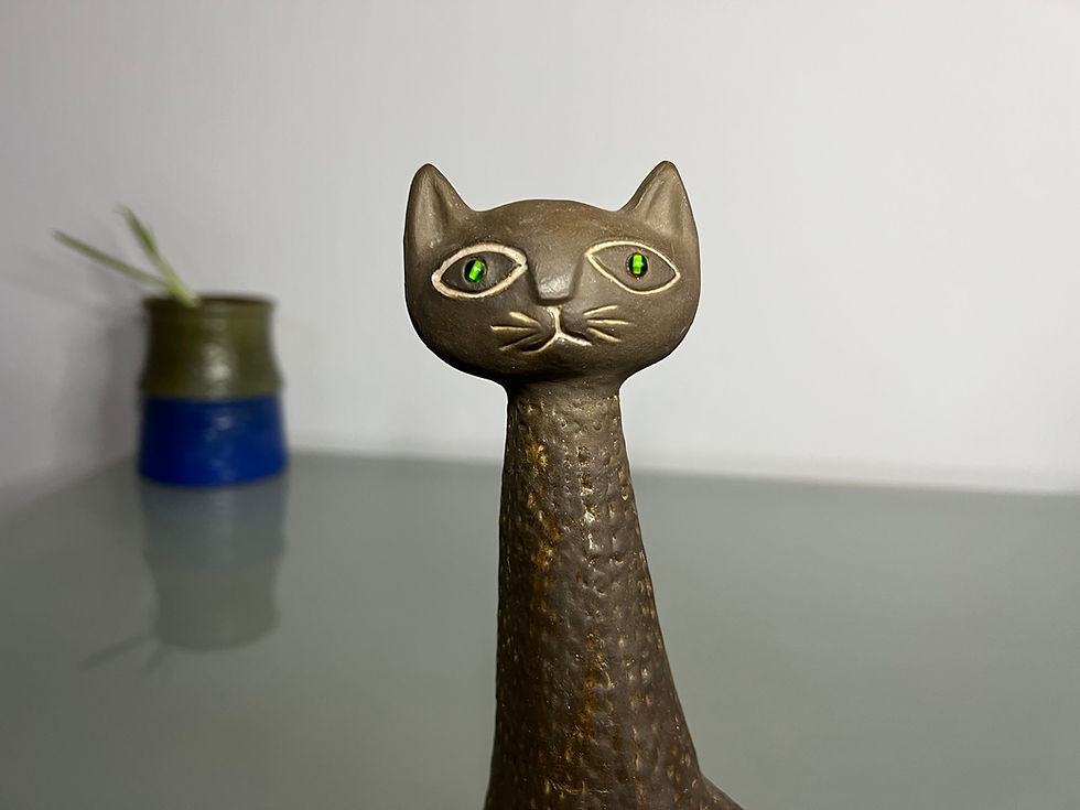 Thumbnail: Ke Iwar Sitting Cat with Green Eyes Figurine in Ceramic