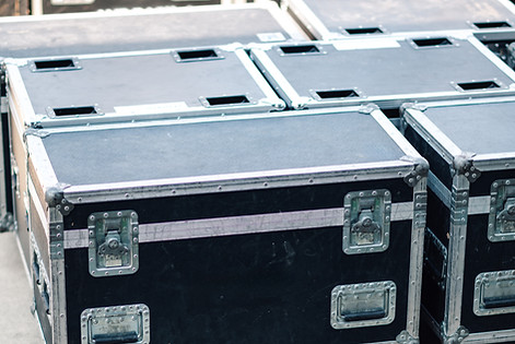 flight-cases-are-standing-on-the-ground-and-waitin-2025-04-03-20-41-36-utc.jpg