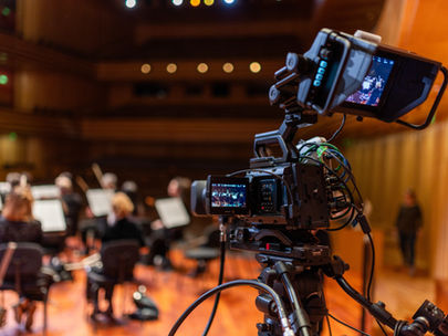 Broadcast kamera a MüPa színpadán.