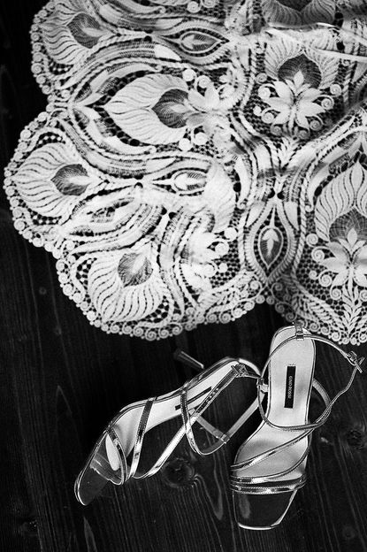 svatební šaty a boty pro nevěstu