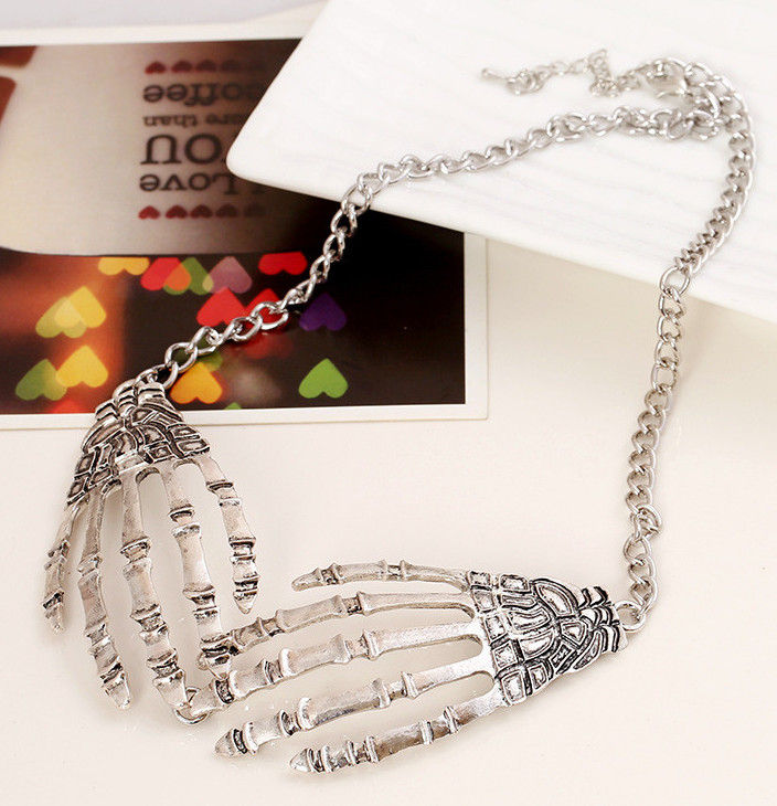 Thumbnail: Claws of the Dead Necklace