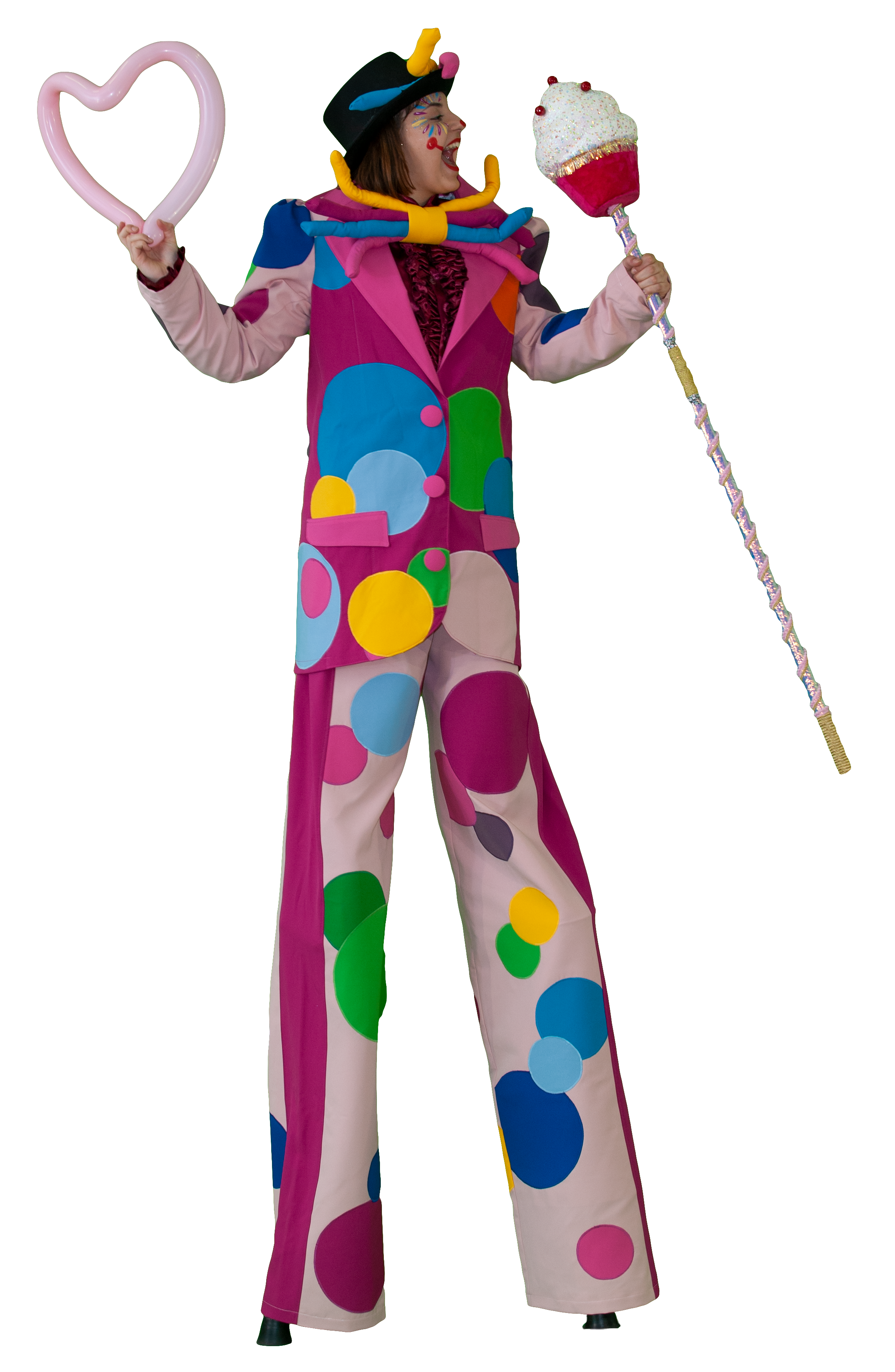 Photo du personnage Piccolo, clown sur échasse qui s'apprête à manger un cupcake géant