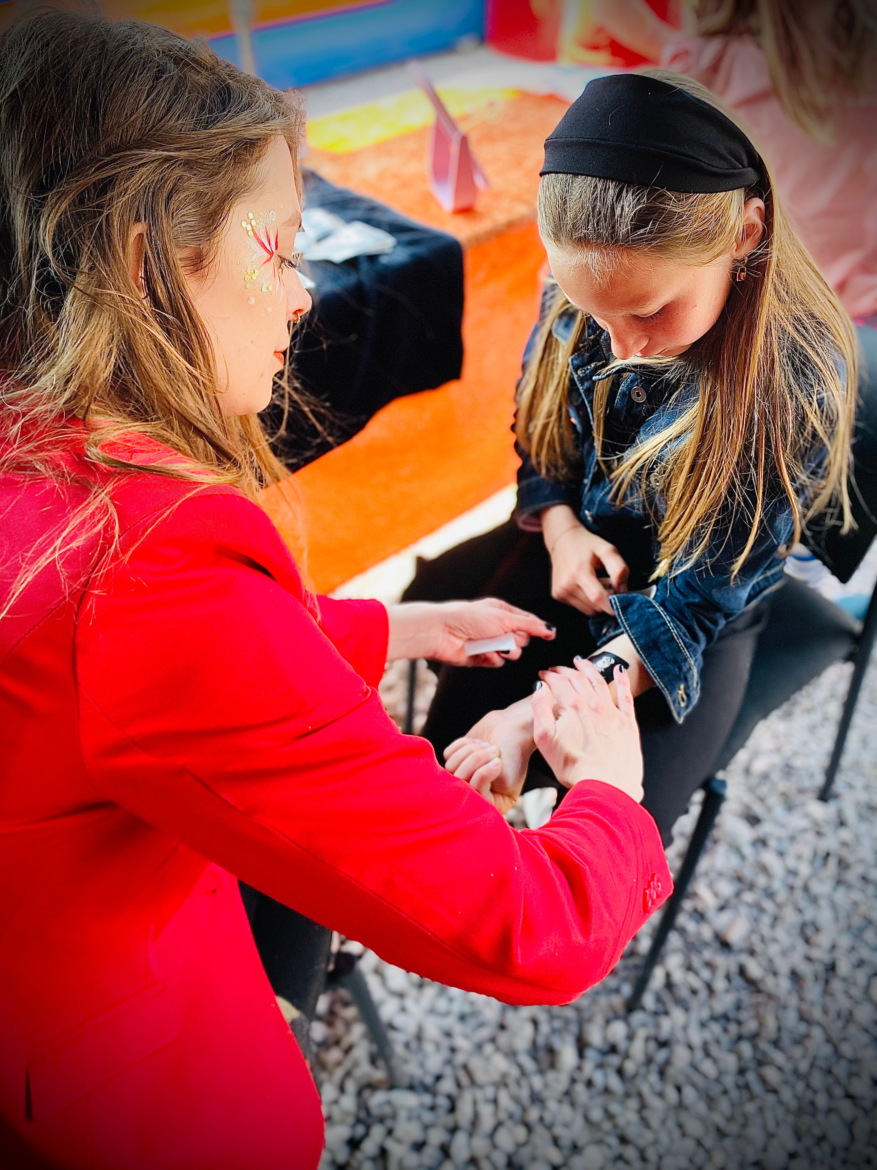 photo d'une tatoueuse faisant un faux tatouage sur les enfants