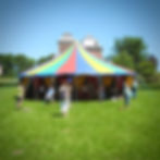 Photo du chapiteau avec une animation cirque à l’intérieur