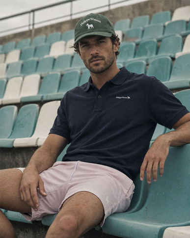 Polo marine signature premium, shorts de marche roses pâles et casquette signature