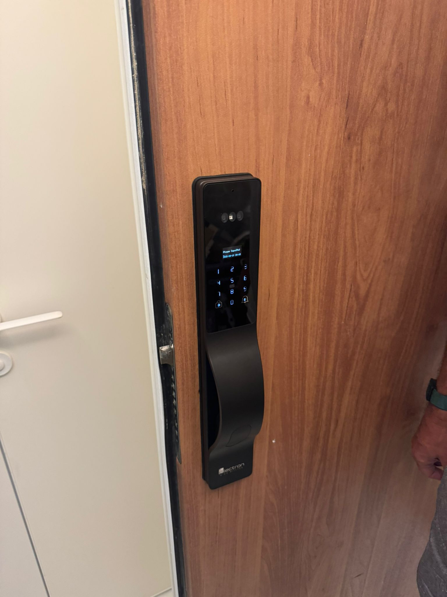 מנעול חכם דגם Y+ - כולל מצלמת אבטחה לתוך הבית