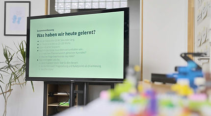 Fernseher mit Präsentationschart, gezeigt wird "Was wir heute gelernt haben"