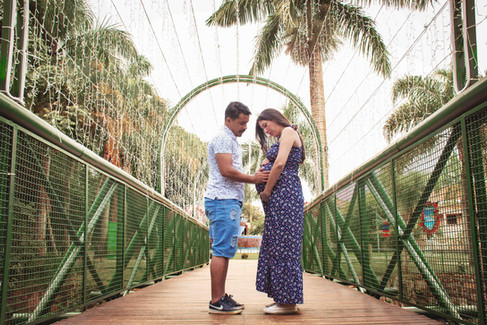 Book gestante ensaio fotográfico externo na estação de trem em Guararema-SP