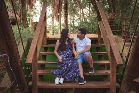 Book gestante ensaio fotográfico externo na estação de trem em Guararema-SP