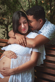 Book gestante ensaio fotográfico externo na estação de trem em Guararema-SP