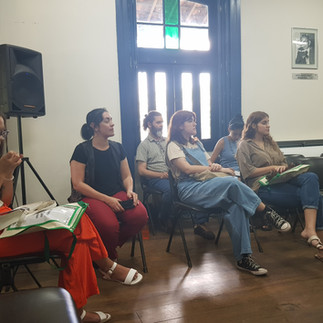 Público sentado que acompanha o evento