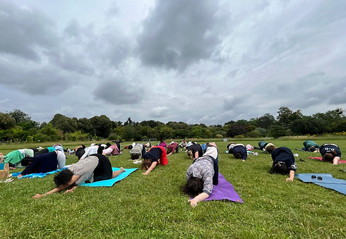 Atelier-yoga-plein-air-Nathalie-Legoupil-Service-Urbanisme-Mairie-de-Paris.JPEG