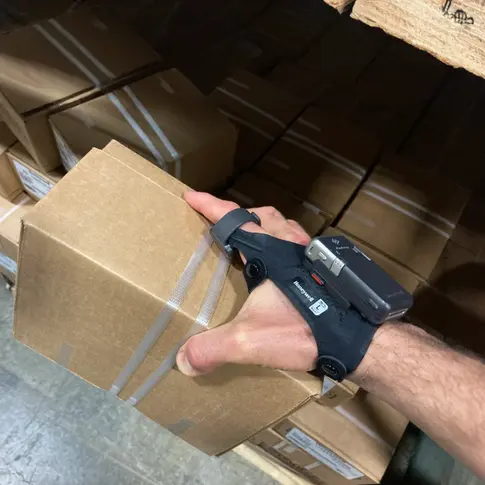 El Escáner de Anillo Inalámbrico Honeywell 8675i ofrece un rendimiento de escaneo premium y ergonomía optimizada, diseñado para mejorar la productividad en entornos de trabajo exigentes, con tecnología FlexRange™, fácil convertibilidad y durabilidad para soportar condiciones difíciles.