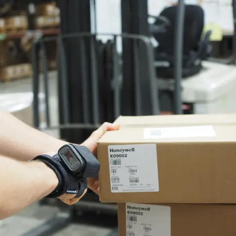 La Computadora Móvil Mini Portátil 8680i de Honeywell es una solución avanzada, compacta y ergonómica para escaneo portátil por Bluetooth, diseñada para optimizar flujos de trabajo de alto volumen como recolección, clasificación, almacenamiento y empaquetado, incrementando la velocidad y eficiencia en cada transacción.