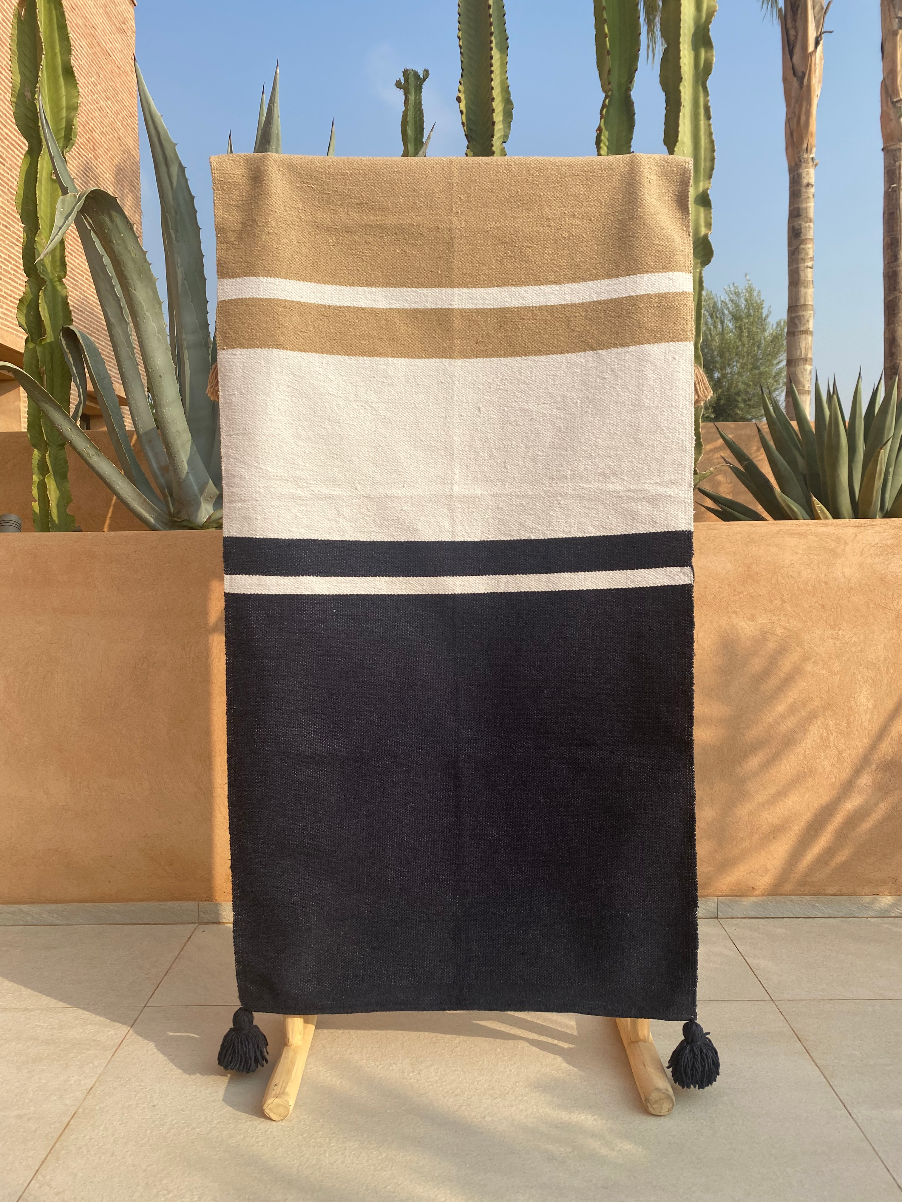 Tapis berbère rayé bleu, blanc et beige
