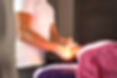 Une personne qui se fait masser et son masseur