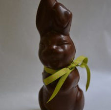 Chocolat artisanal pur beurre de cacao, 72% pour le noir et 42% pour le lait. Garni d'un assortiment de friture noir, lait et blanc, oeuf praliné, gianduja ou nougatine.