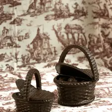 Création en chocolat inspirée d'une célèbre toile. Chocolat noir 72% de cacao, pur beurre de cacao.