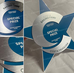 Targa premio stampata e sagomata su plex bianco 10mm formato 42x42cm con elementi a rilievo stampati e sagomati su alluminio argento spazzolato da 3mm