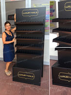 Espositore Da Terra In Legno Per Articoli Ed Accessori In Blister Con Lamiera Forata E Ganci Metallici