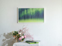 Un tableau vert au mur avec des fleurs sur la table